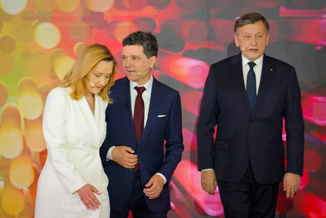  Performanțele lui Crin Antonescu, Elena Lasconi și Nicușor Dan la Dezbaterea de la Cotroceni - O Evaluare Obiectivă a Candidatilor prin Dialogurile Televizate