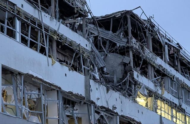  Atac masiv cu rachete asupra orașului Kiev, explozii și victime. Rusia și SUA discută reluarea contactelor diplomatice. Exerciții NATO la Hamburg și tensiuni politice. România raportează întârzieri în reparații pentru exerciții militare.