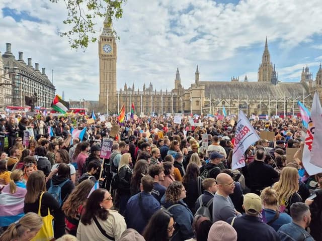  Mii Protestează împotriva Deciziei Curții Supreme privind Definiția Femeii și Impactul Chemării pentru Drepturile Transgender în Regatul Unit