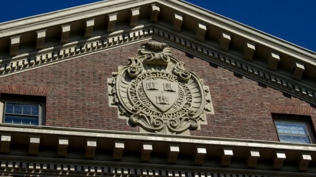  Acțiune Legală împotriva Administrației Trump pentru Protejarea Independenței Academice și a Libertății de Exprimare. Riscuri Financiare Mari în Joc pentru Prestigioasa Universitate Americană.