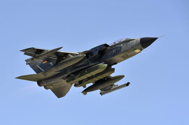  Sprijin Britanic pentru Germania și Tensiuni Politice Globale - Atacul de la Dnipro, un Tragic Memento. Discuții Cruciale la Paris privind Garanțiile de Securitate pentru Ucraina și Decizii Privind Livrarea de Armament