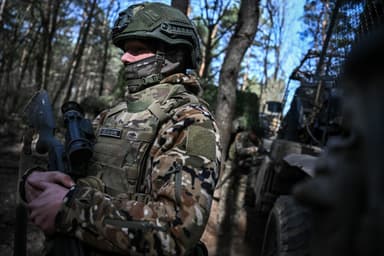  Aproximativ 100 de Militari Își Riscă Libertatea, Doar Trei Vor Simți Aerul Proaspăt!