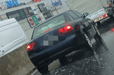  Copil Transportat Ilegal și Periculos Într-o Mașină Aflat În Trafic - Martorii Alertează Autoritățile privind Siguranța Micuțului și Legalitatea Transportului