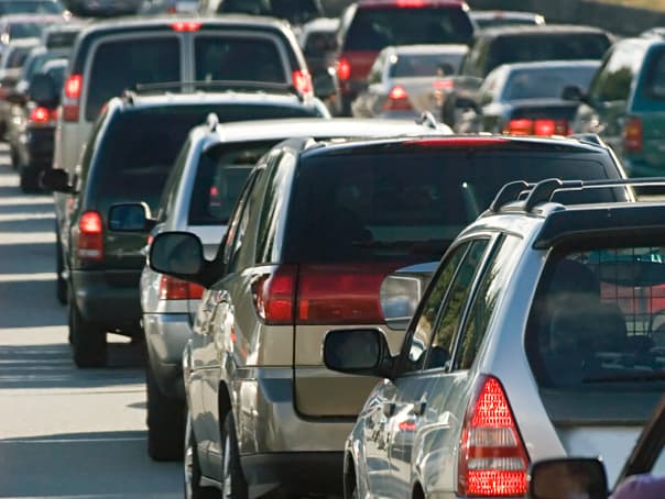  Plouă și Drumul e Umed – Așteaptă Întârzieri în Trafic!