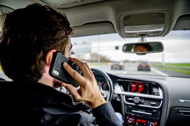  Sancțiuni și Suspendarea Permisului pentru Șoferii Filmați cu Telefonul la Ureche pe Drumurile Publice. Află cum legea permite penalizările pe baza imaginilor foto și video pentru utilizarea necorespunzătoare a dispozitivelor mobile la volan.