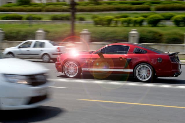  Noi Reguli și Marcaje pentru Distanța Legală față de Vehicule. Află Cum Să Păstrezi Corect Distanța de Siguranță pentru a Evita Sancțiuni și Suspendarea Permisului Auto. Signalele și Tehnici Eficiente pentru Șoferii Agresivi.