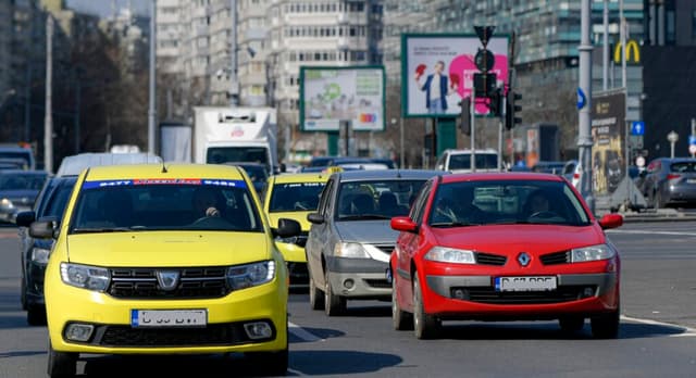  Cum și Când Poți Întoarce Mașina pe Stradă Fără a Încălca Legea și Fără a Păși Linia Continuă. Reguli, Restricții și Recomandări pentru Manevrele de Întoarcere din Trei Mișcări.