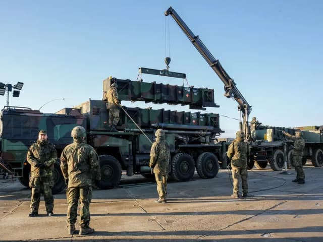 Polonia și România Produc Componente Cheie pentru Sistemele de Apărare Patriot PAC-3 MSE. Cum Contribuie Acestea la Consolidarea Flancului Estic NATO și la Succesul Împotriva Amenințărilor Moderneastă în Europa.