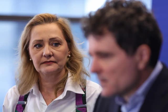 BEC consideră inadmisibil gestul USR de a sprijini un nou candidat după termenul legal. Drepturi individuale și reacții din partea lui Nicușor Dan și Elena Lasconi. AUR critică încălcarea deliberată a legii