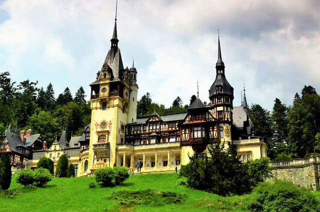  Castelul Peleș, gemul de arhitectură neorenascentistă din Sinaia, triumfă, în timp ce spectaculosul Transfăgărășan ocupă doar locul 9! Descoperă bijuteriile istorice și naturale care îți taie răsuflarea!