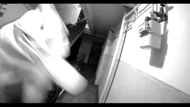 Bărbat din Craiova Acoperit cu Cearșaf, Suprins Distrugând Cameră de Supraveghere la Locuința unei Femei din Bănie - Poliția în Ancheta Extinsă pentru Vandalism (VIDEO)