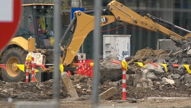  Un Muncitor Rănit Grave pe Șantierul de Construcție Băneasa, București-Aeroportul Otopeni în Alertă! Poliția Anchetează Cauzele Deflagrației pentru a Găsi Explicații Sigure.