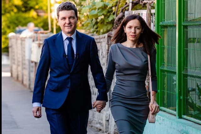 Mirabela Grădinaru dezvăluie la TV certificatele de botez ale copiilor lui Nicușor Dan, răspunzând zvonurilor și atacurilor electorale.