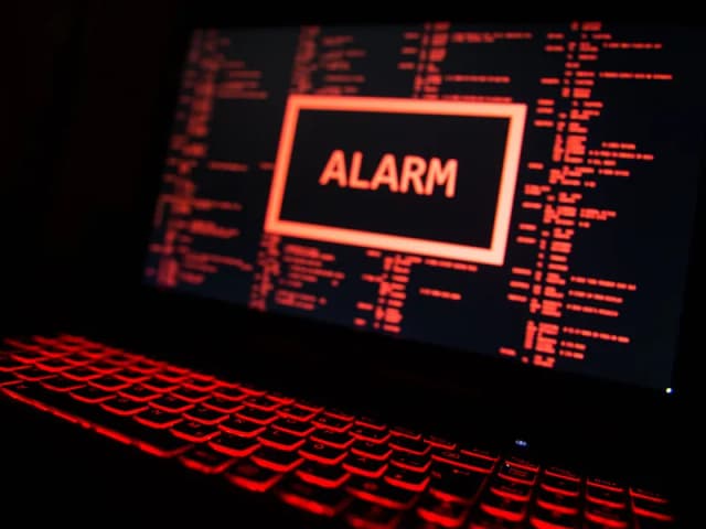  atacuri cibernetice și interferențe în România și Franța. Noi amenințări detaliate de contraspionajul militar francez.