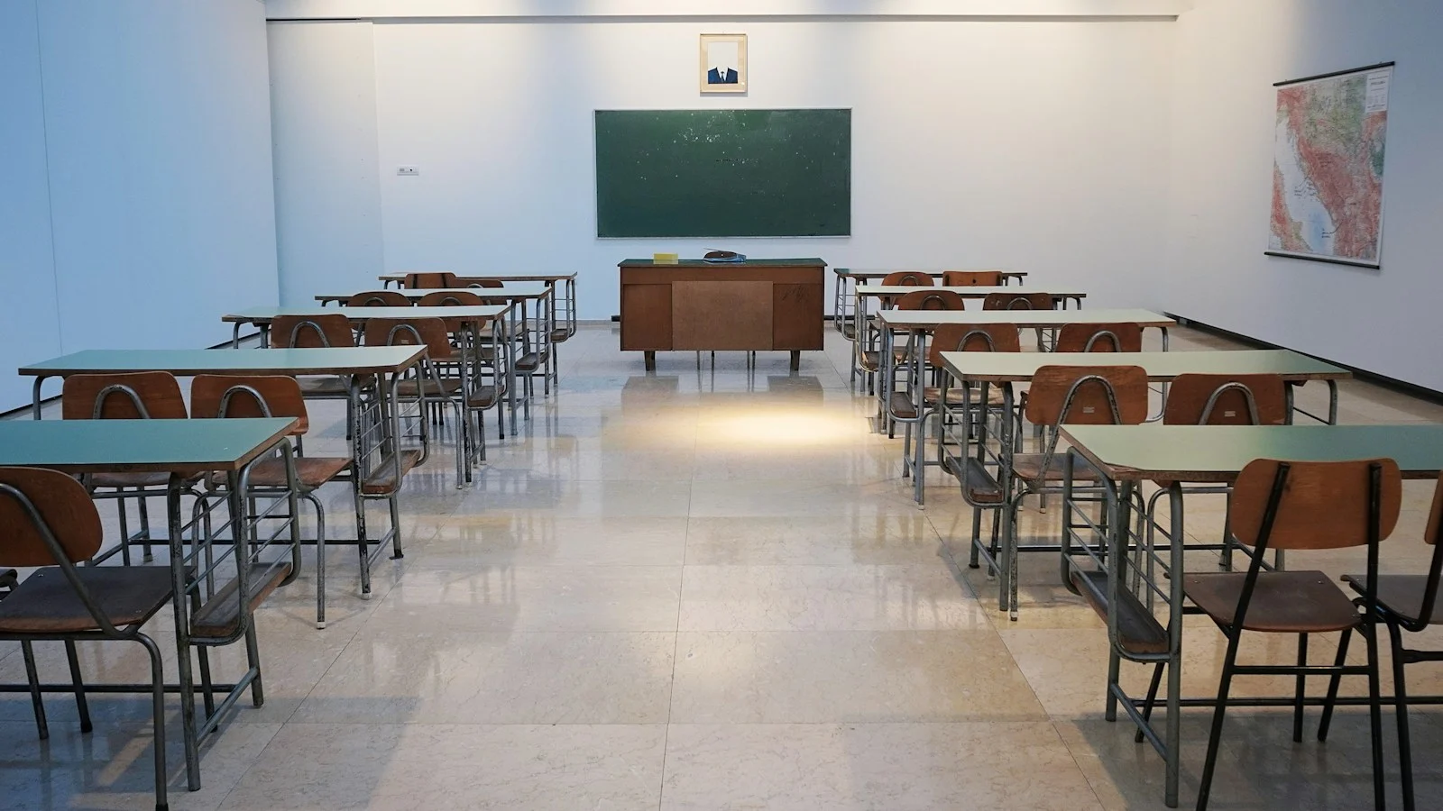 Proiectul uniformelor obligatorii trece de comisia Senatului; finanțarea este contestată
