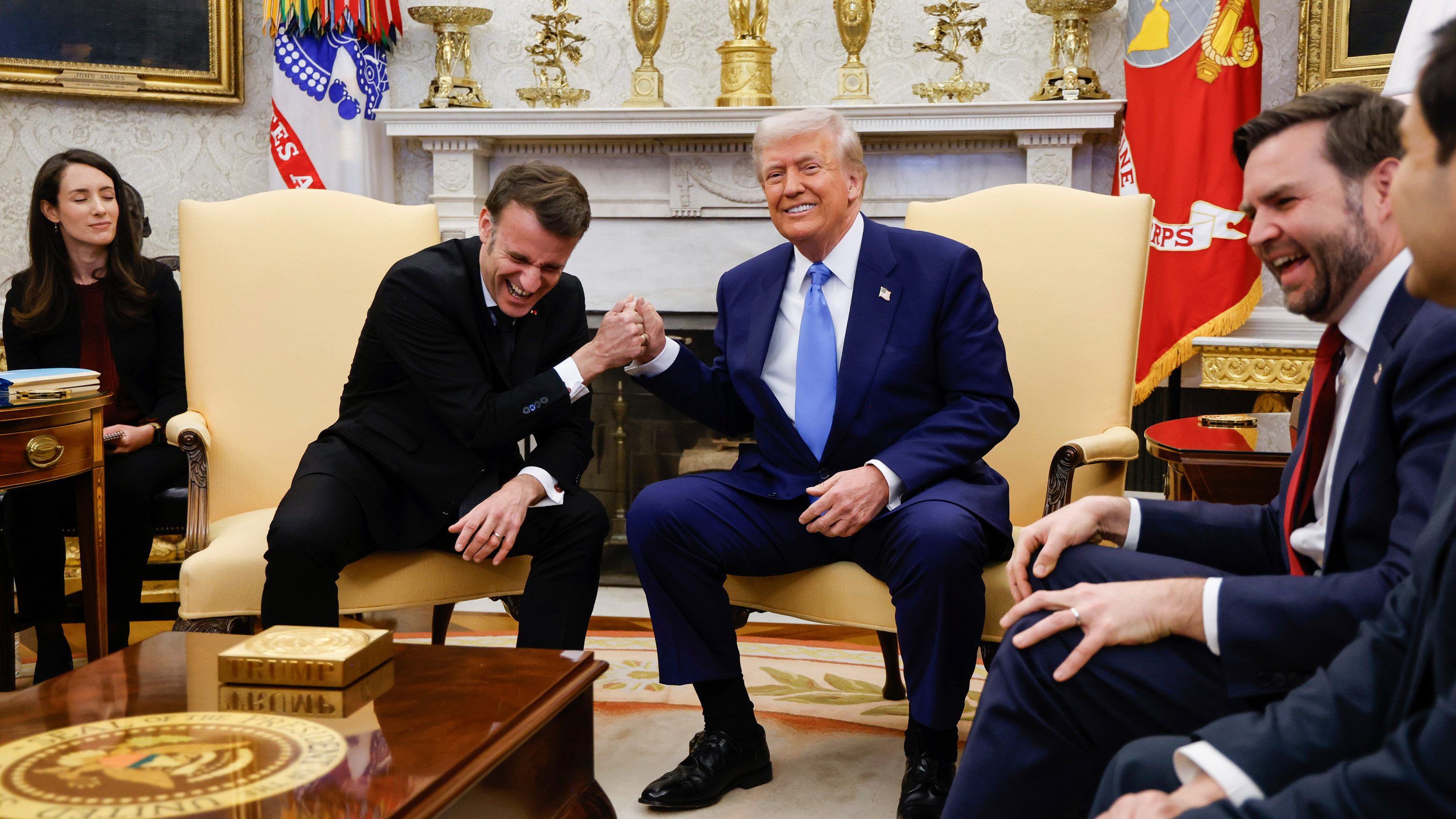 Când Cocoșul Galic Îl Ciupește pe Vulturul American: Macron vs Trump în Arena Politică Internațională