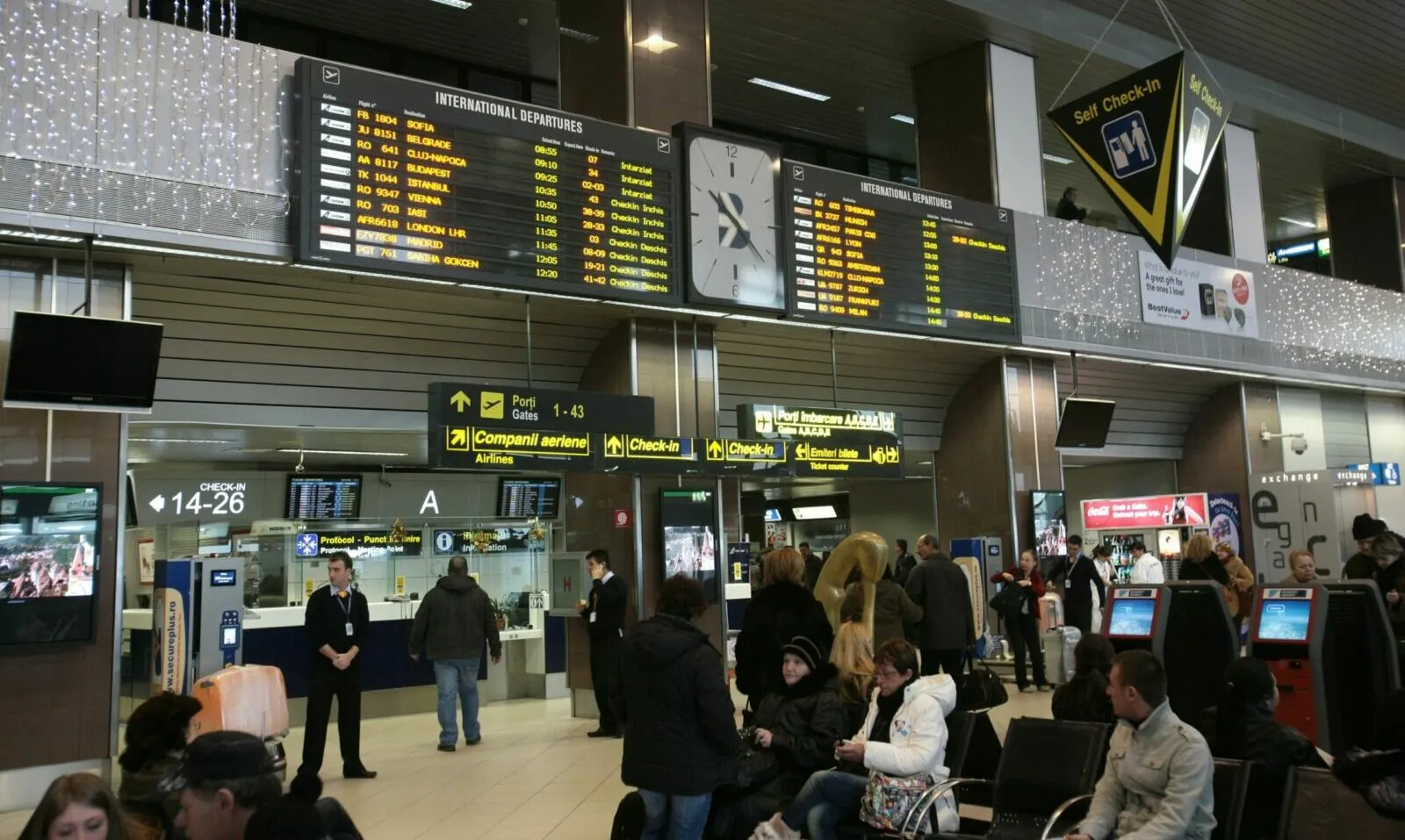 Incendiu la Otopeni pe culoarul dintre terminale; o femeie, suspectată