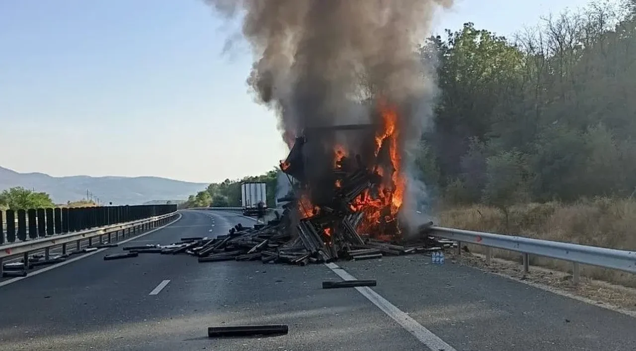 Incendiu remorcă TIR pe A1, sens Ilia–Deva