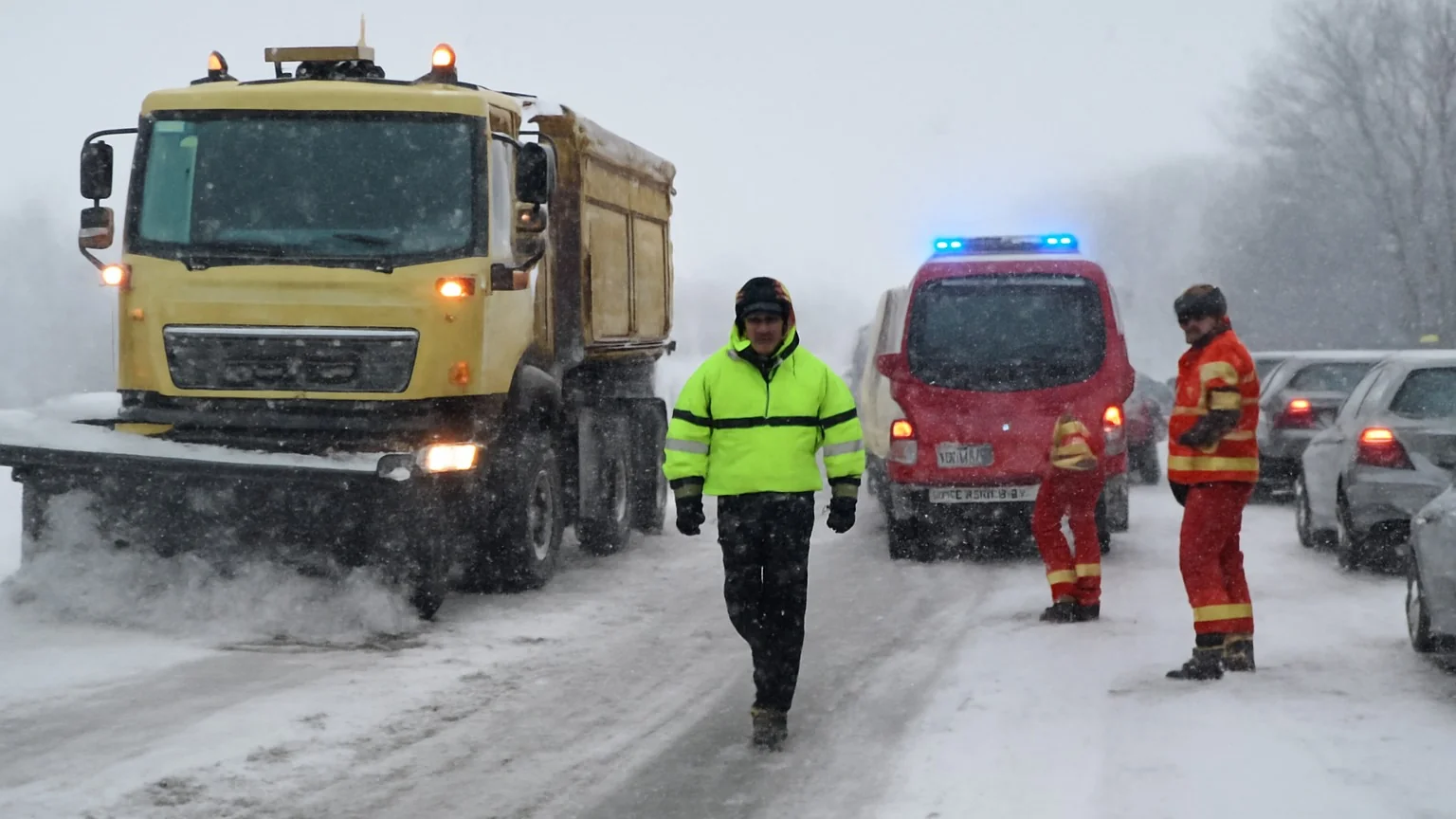 România – trafic blocat și intervenţii de urgenţă pe fondul vremii severe; DRDP anunţă cod galben pentru Dobrogea