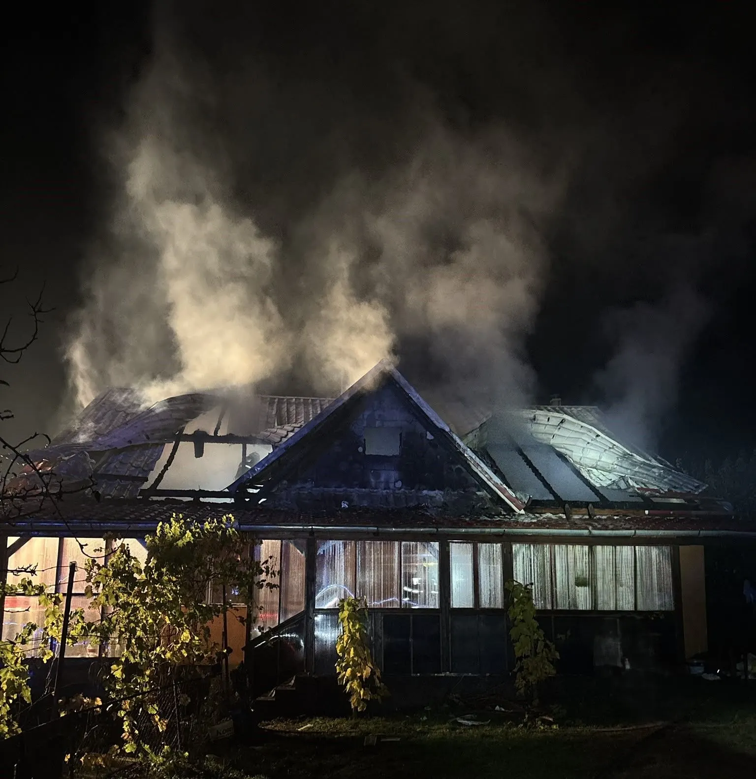Chieșd, Sălaj: foc la locuință ~300 mp, panouri fotovoltaice arse, o persoană rănită