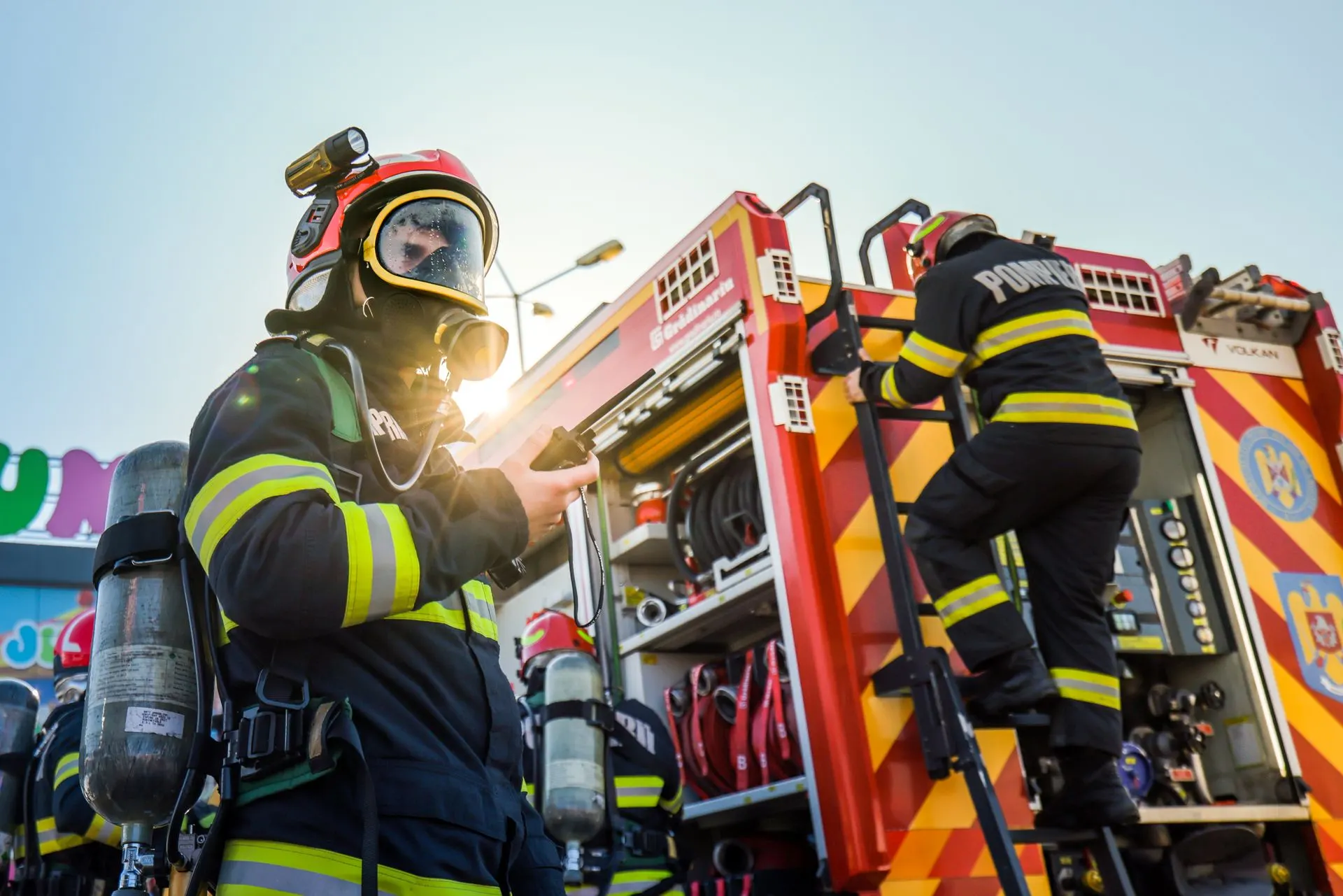 Sector 5, strada Bârcă: incendiu de apartament, doi la spital